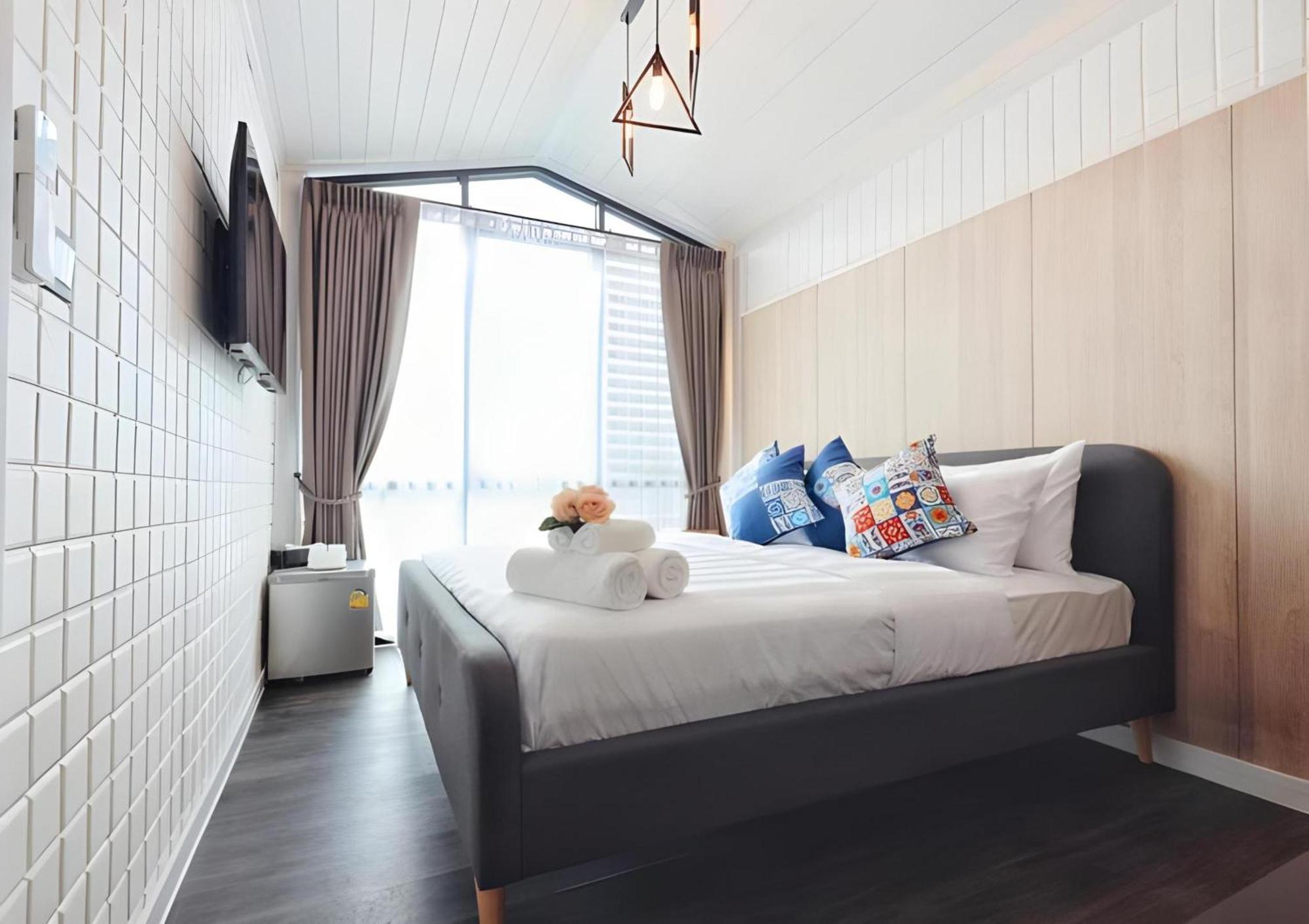 Capital O 75422 Million Pillows 3*
